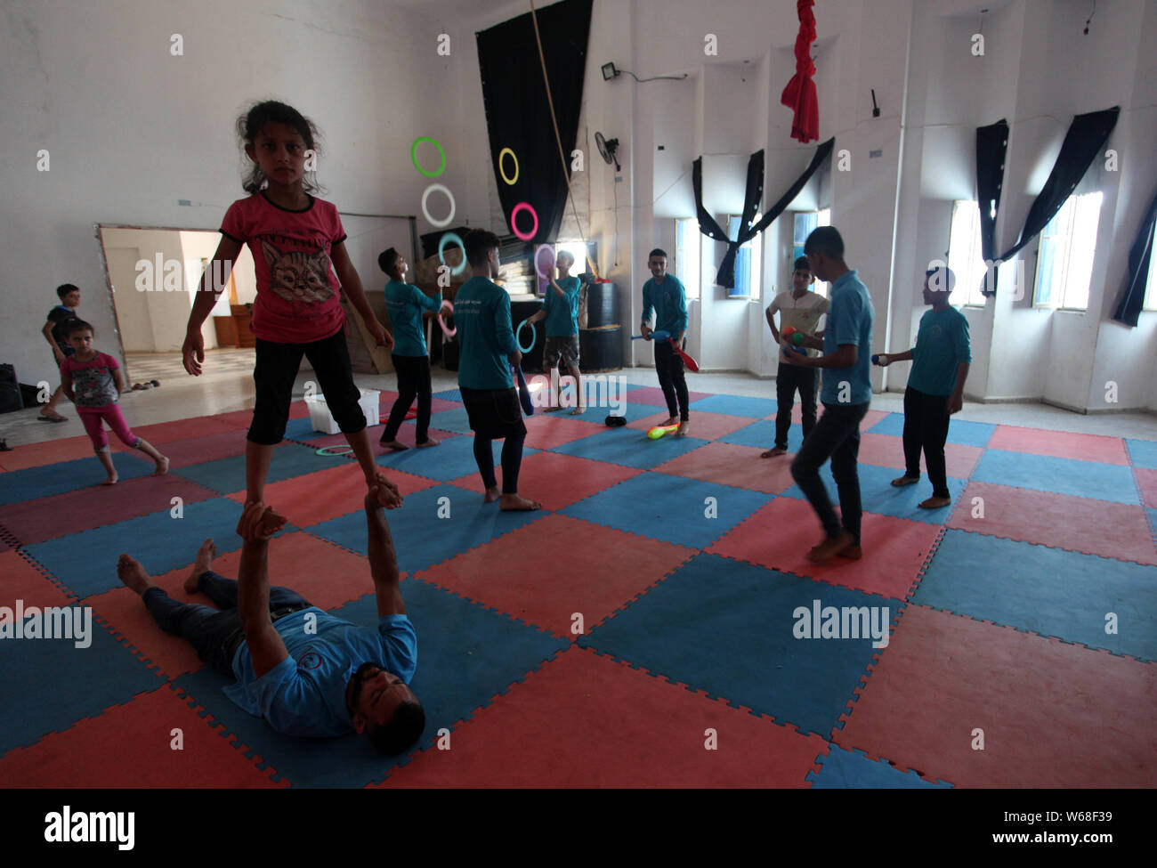Gaza, Gazastreifen, palästinensischen Gebiet. Juli 31, 2019. Mitglieder in Gaza Sterne Zirkus während einer Ausbildung sesson in Gaza-Stadt, 31. Juli 2019. Der Gaza Zirkusschule, die vor zwei Jahren gegründet und lebt von Spenden Credit: Mahmoud Ajjour/APA-Images/ZUMA Draht/Alamy leben Nachrichten Stockfoto