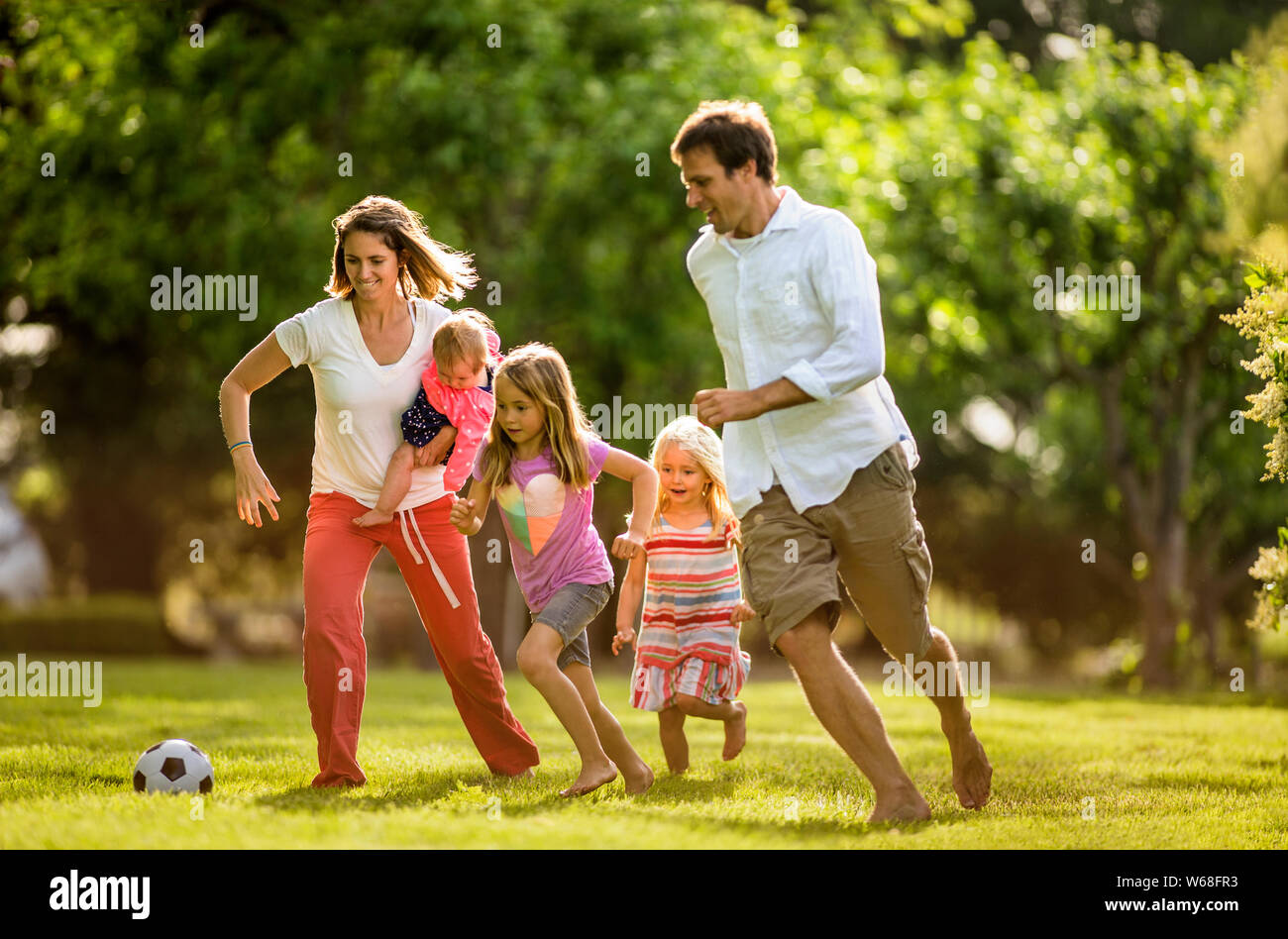 Familie ein Spiel der Fußball im Park. Stockfoto