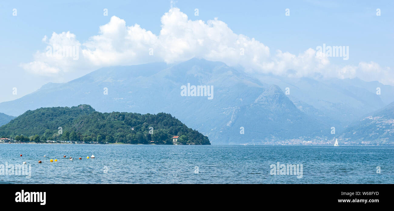 Panoramasicht auf die Berge und den See pomontory an einem sonnigen Sommertag. Bezirk von Comer See, Colico, Italien, Europa. Stockfoto