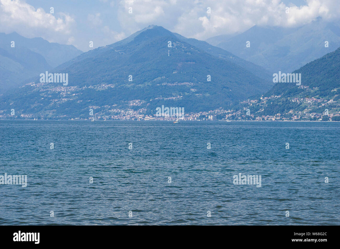 Sicht auf die Berge See an einem sonnigen Sommertag. Bezirk von Comer See, Colico, Italien, Europa. Stockfoto