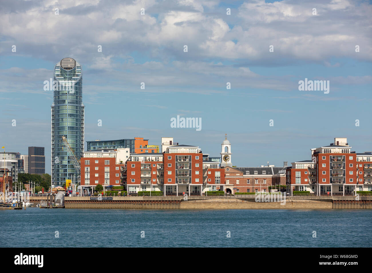 Panoramablick auf den Gunwharf Quays in Portsmouth, Hampshire. Sonnigen Sommernachmittag mit Massen an diesem beliebten Wahrzeichen. Stockfoto