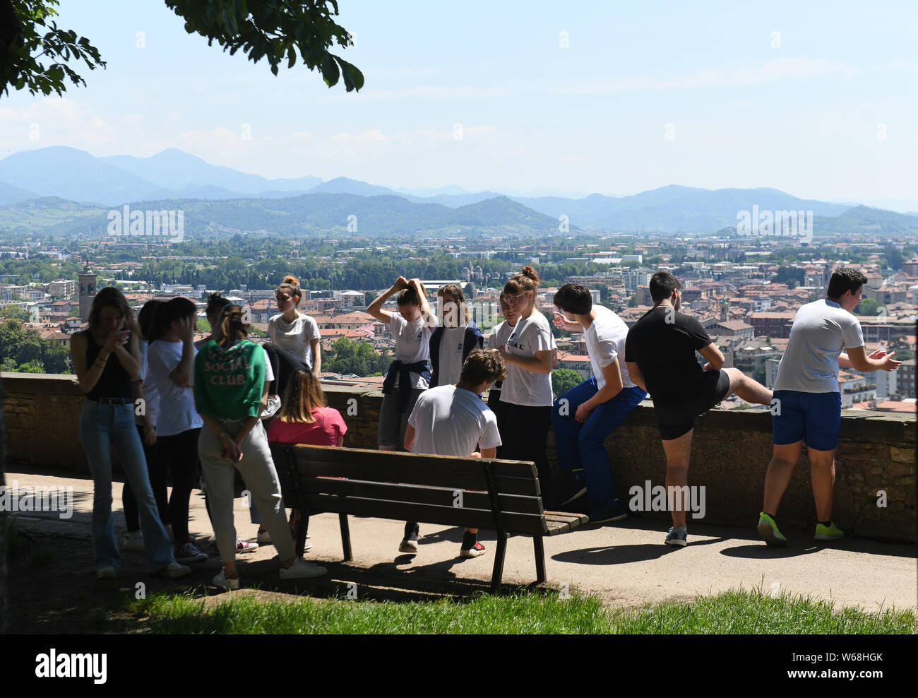 Schüler sammeln auf Reise nach Bergamo, Lombardei, Italien Stockfoto
