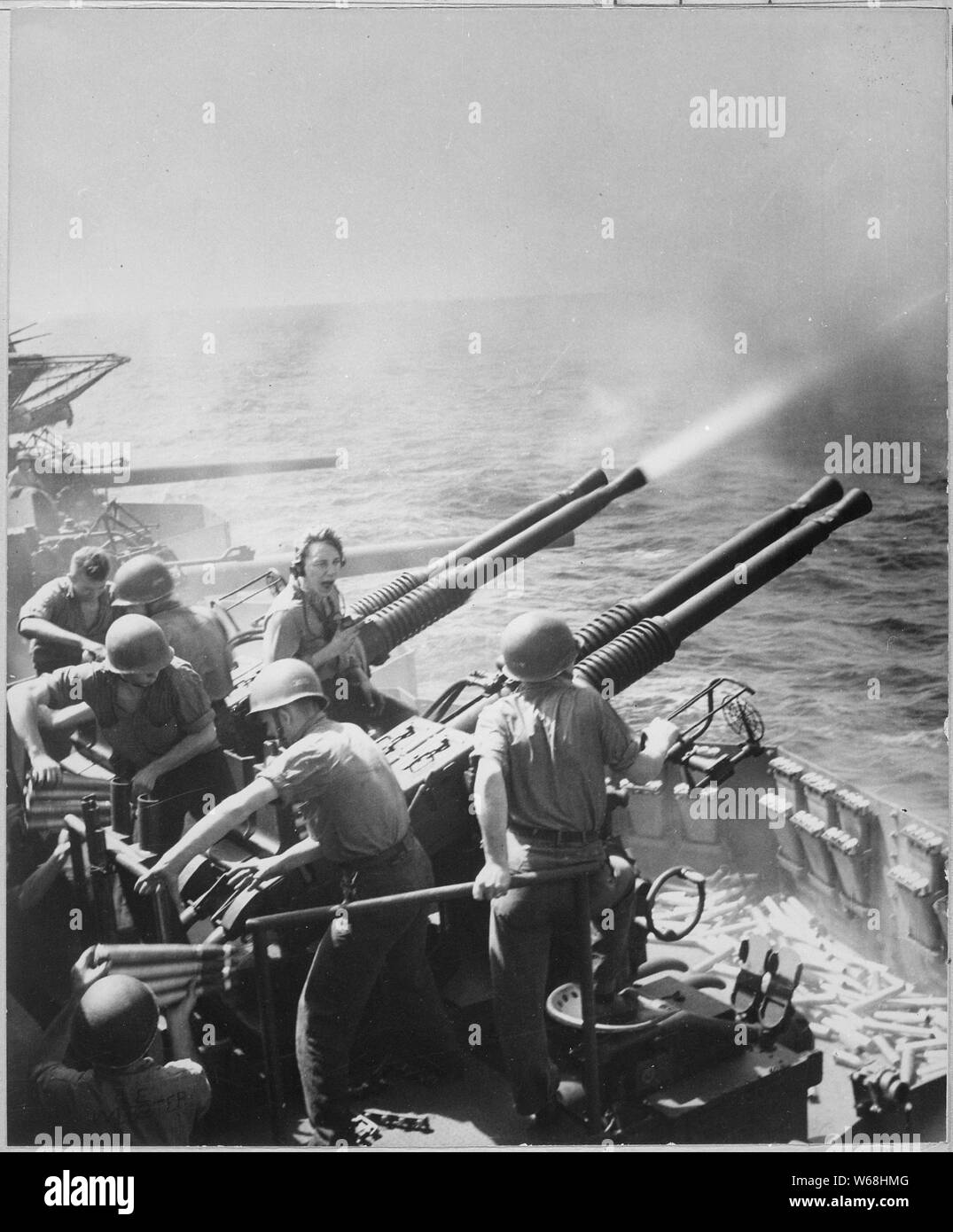 Task Force 58 Raid auf Japan. 40-mm-Kanonen feuern an Bord der USS Hornet am 16. Februar 1945, als Flugzeuge der Fluggesellschaft wurden überfallen Tokio. Hinweis Verbrauchte Muscheln und Bereit-Munition auf der rechten Seite.; Allgemeine Hinweise: Verwenden Sie Krieg und Konflikt Nummer 1239 bei der Bestellung eine Reproduktion oder Anforderung von Informationen zu diesem Bild. Stockfoto