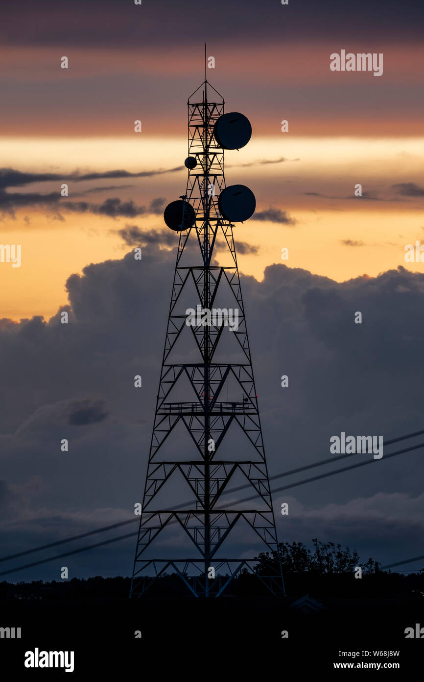Telecommunication Tower Antenne bei Sonnenuntergang. Stockfoto