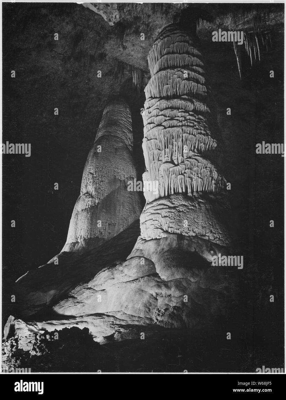 Die riesige Kuppel, größte Stalagmit bisher entdeckt. Es ist 16 Meter im Durchmesser und etwa 60 Millionen Jahre alt sein. "Halle der Riesen, großes Zimmer, "Carlsbad Caverns National Park, New Mexiko. (Vertikale Ausrichtung), 1933 - 1942 Stockfoto