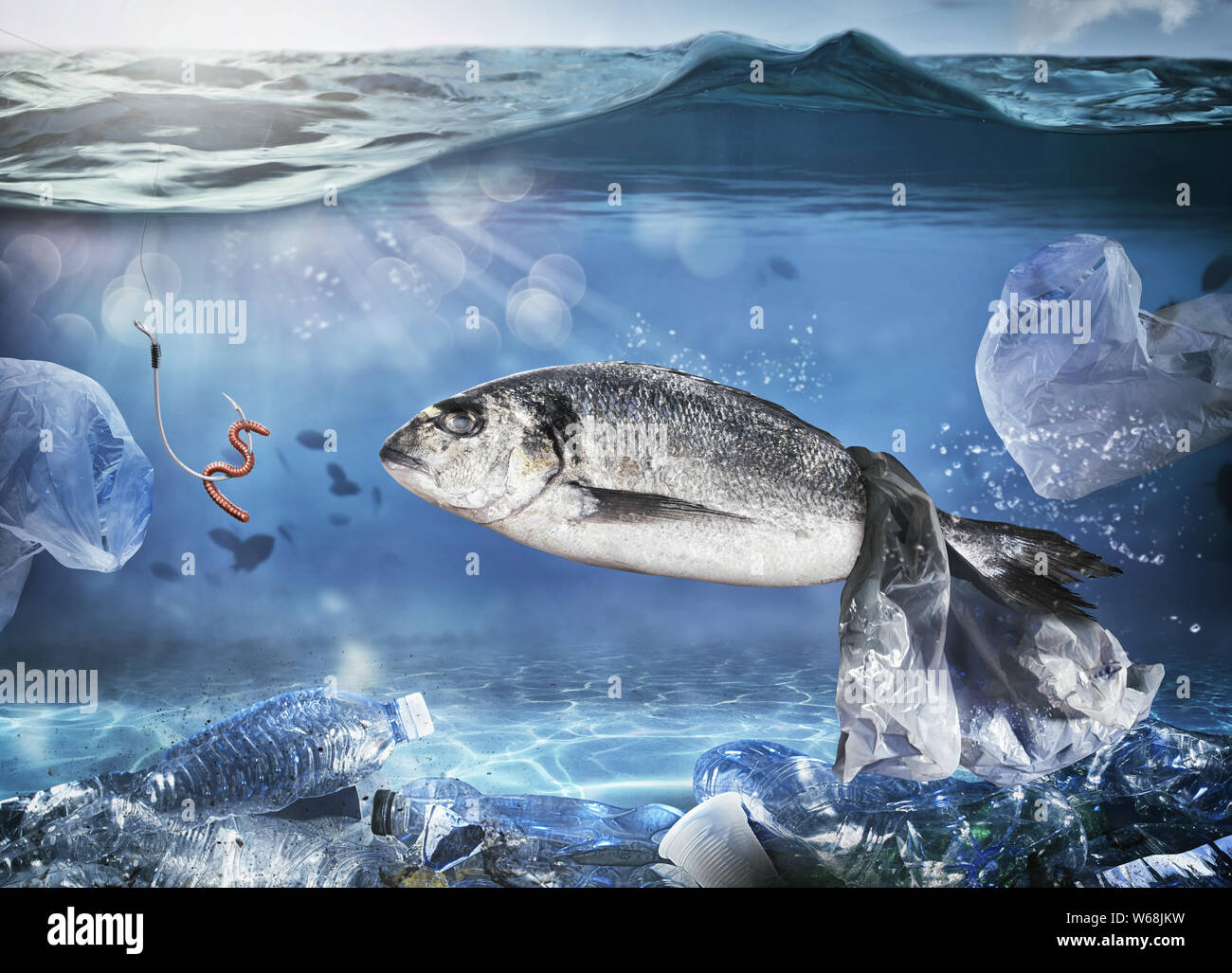 Gefangen Fisch von einem schwebenden Tasche. Problem der Verschmutzung aus Kunststoff unter dem Meer Konzept Stockfoto