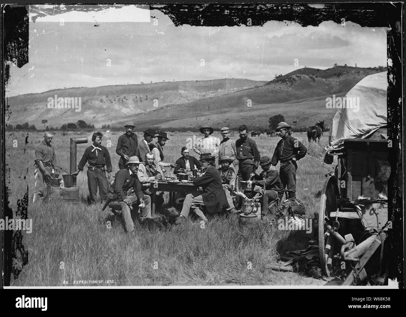 Der U.S. Geological Survey im Camp am Roten Buttes. Die Zahlen sind 1. F.V. Hayden, der US-Geologe, 2. James Stevenson, 3. H.W. Elliot, 4. S.R. Gifford, Gast, 5. J.H. Beaman, 6. C.S. Turnbull, 7. und 8. Köche, 9. Cyrus Thomas, 10. H.D. Schmidt, 11. C.P. Carrington, 12. L.A. Bartlett, 13. Raphael, Hunter, 14. A.L. Ford, 15. W.H. Jackson. Natrona County, Wyoming., 08/24/1870 Stockfoto