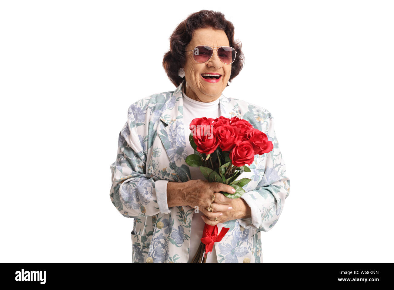 Ältere Dame mit einem Bündel Rosen auf weißem Hintergrund lachen Stockfoto