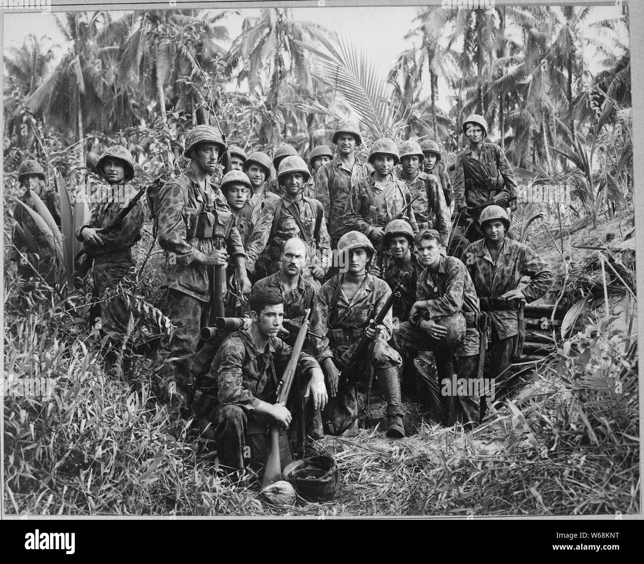 Diese Männer haben die blutigen Ruf als geschickte Dschungel Kämpfer erwarb. Sie sind US Marine Räuber versammelten sie sich vor einer japanischen Dugout auf Cape Torokina auf Bougainville, Solomon Inseln, die thry geholfen.; Allgemeine Hinweise: Verwenden Sie Krieg und Konflikt Nummer 1200 bei der Bestellung eine Reproduktion oder Anforderung von Informationen zu diesem Bild. Stockfoto