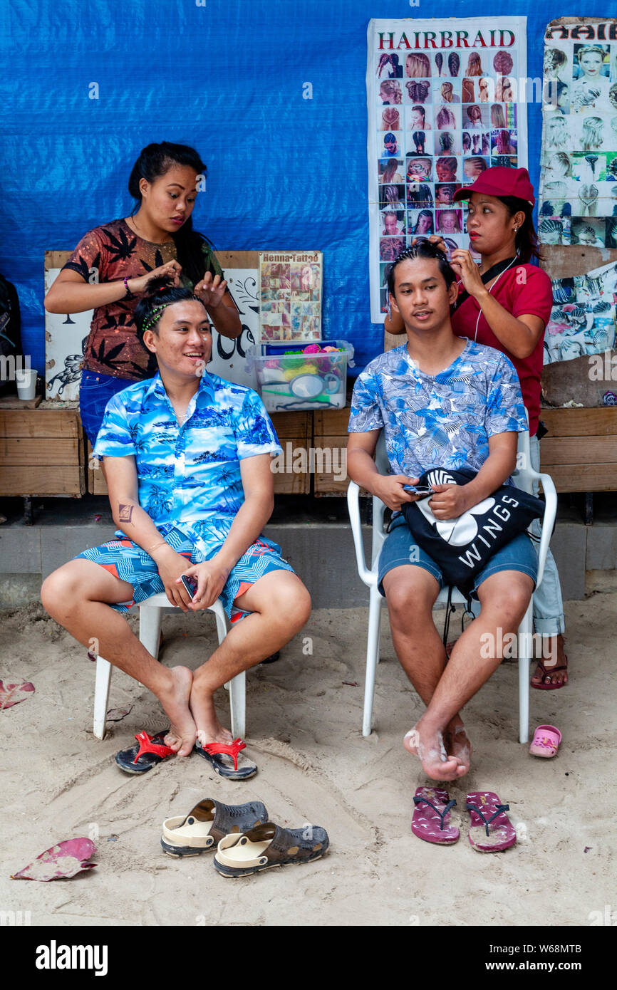Zwei junge Männer, die ihre Haare geflochten, Boracay, Aklan Provinz, die Philippinen Stockfoto