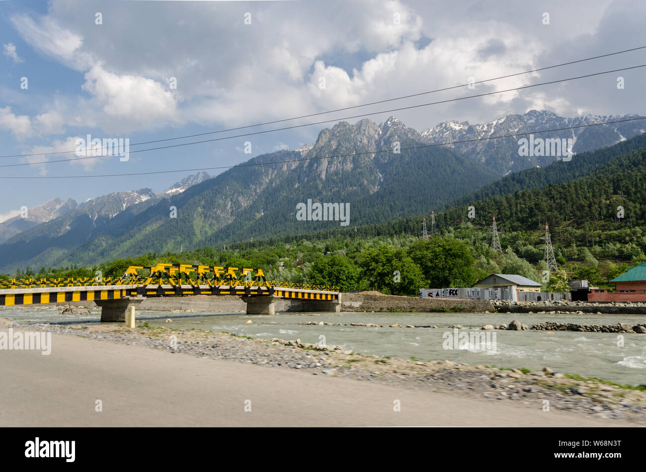 Die kleine Brücke über den Sindh Fluss während der Reise nach Sonamarg auf Srinagar - Leh Highway, Jammu und Kaschmir, Indien Stockfoto