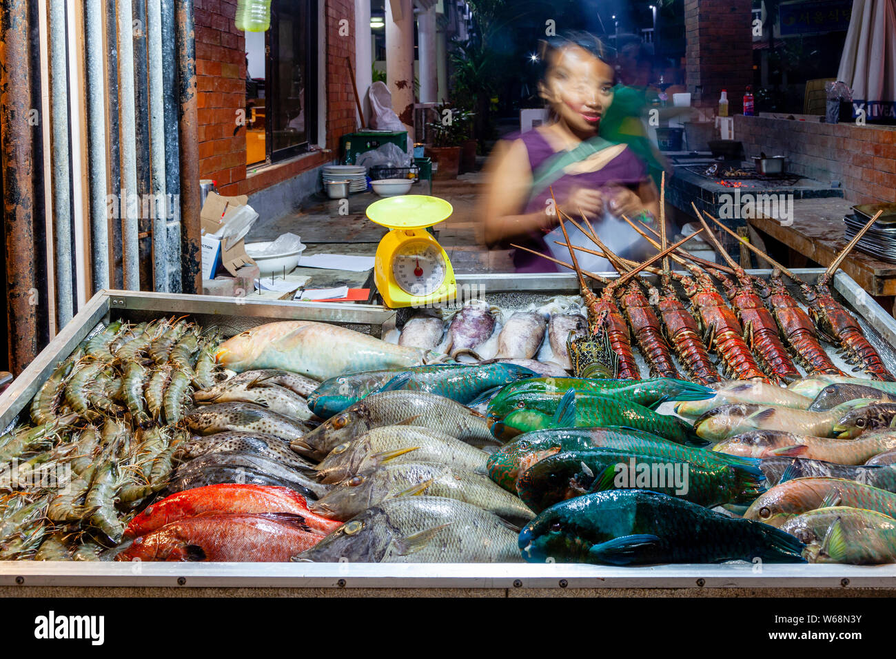 Eine Anzeige der lokalen Seafood außerhalb ein Restaurant am Strand, White Beach, Boracay, Aklan Provinz, die Philippinen Stockfoto