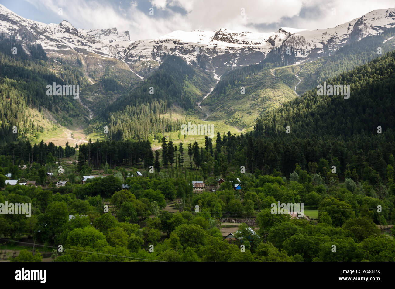 Schönen Blick auf die bergige Landschaft während der Reise nach Sonamarg auf Srinagar - Leh Highway, Jammu und Kaschmir, Indien Stockfoto