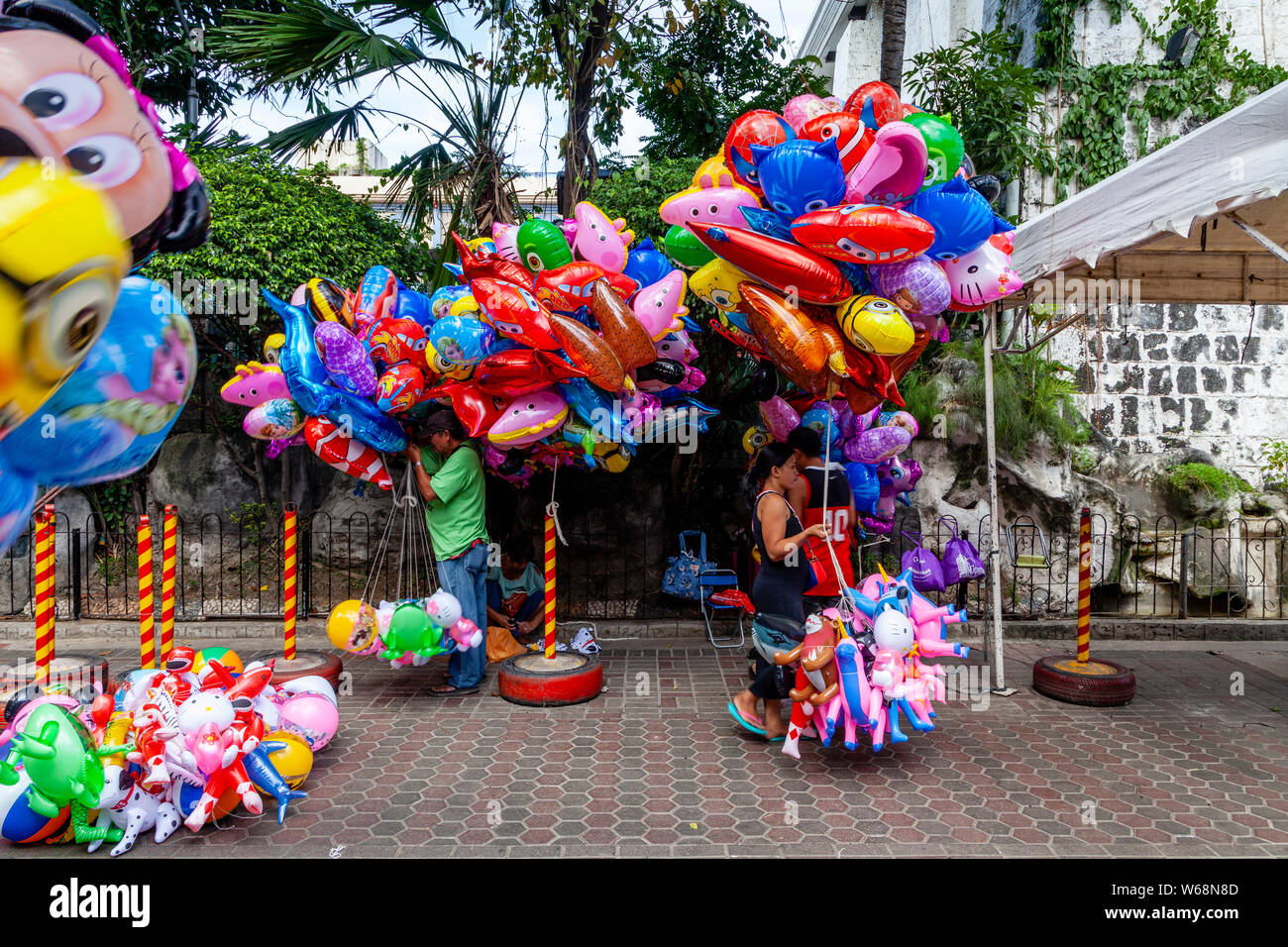 Ballon Verkäufer, Basilika minore del Santo Nino, Cebu City, Cebu, Philippinen Stockfoto