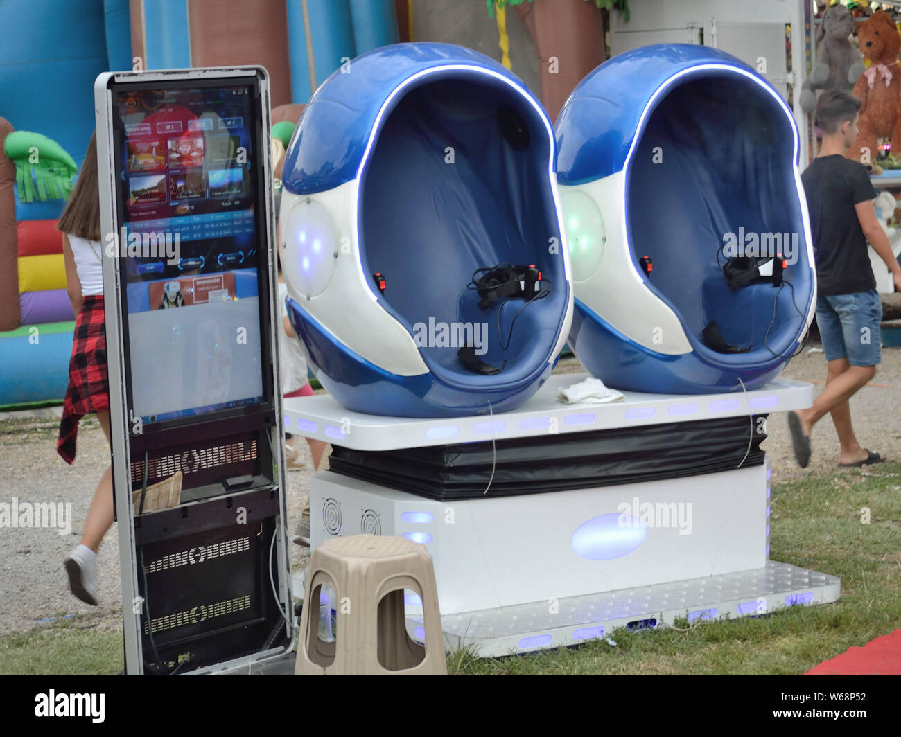 Virtual Reality Spiele während Reisen Kirmes, Svilajnac, Serbien, Europa Stockfoto