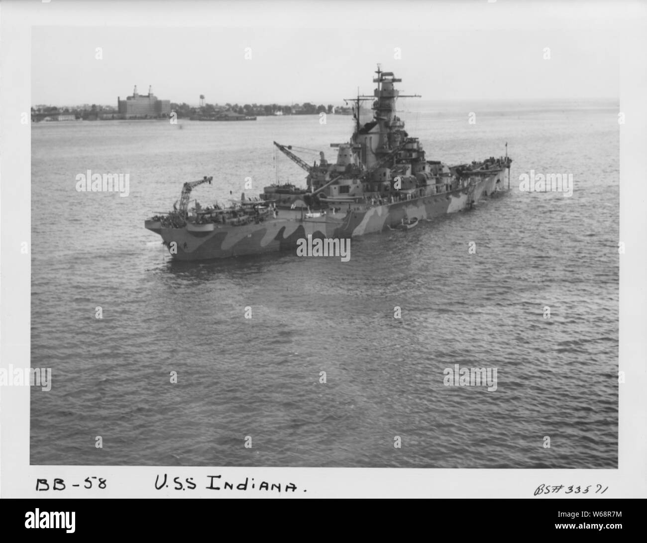 USS Indiana Hampton Roads; Blick auf die USS Indiana in Hampton Roads. Das Chamberlin Hotel ist im Hintergrund. Box: 19 LCM, BB-58; Ordner 6 33570-33578 BS 33751 Stockfoto