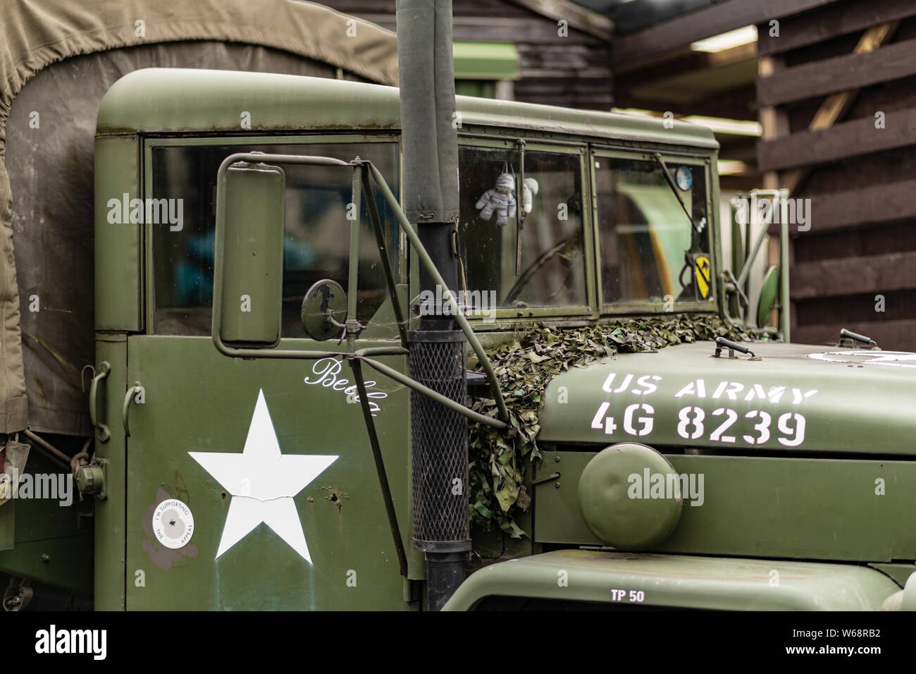 DONCASTER, Großbritannien - 28. JULI 2019: eine Nahaufnahme eines grünen und braunen M 35 Army cargo Truck während des zweiten Weltkrieges 2 verwendet Stockfoto