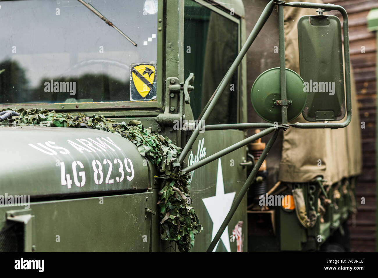DONCASTER, Großbritannien - 28. JULI 2019: eine Nahaufnahme eines grünen und braunen M 35 Army cargo Truck während des zweiten Weltkrieges 2 verwendet Stockfoto