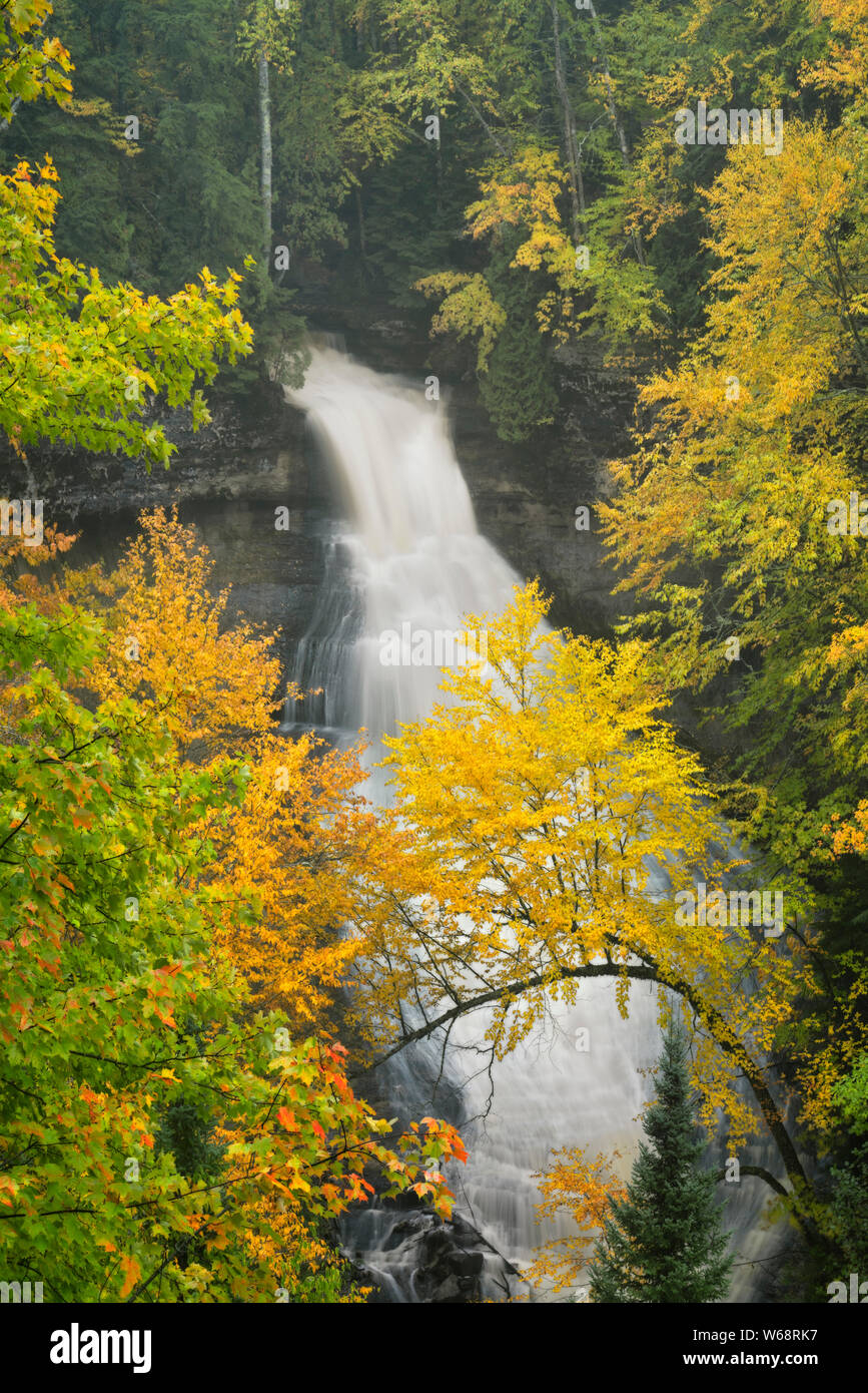 Herbst Farbe umgibt Kapelle fällt in die dargestellten Felsen National Lakeshore und Michigan's Upper Peninsula. Stockfoto