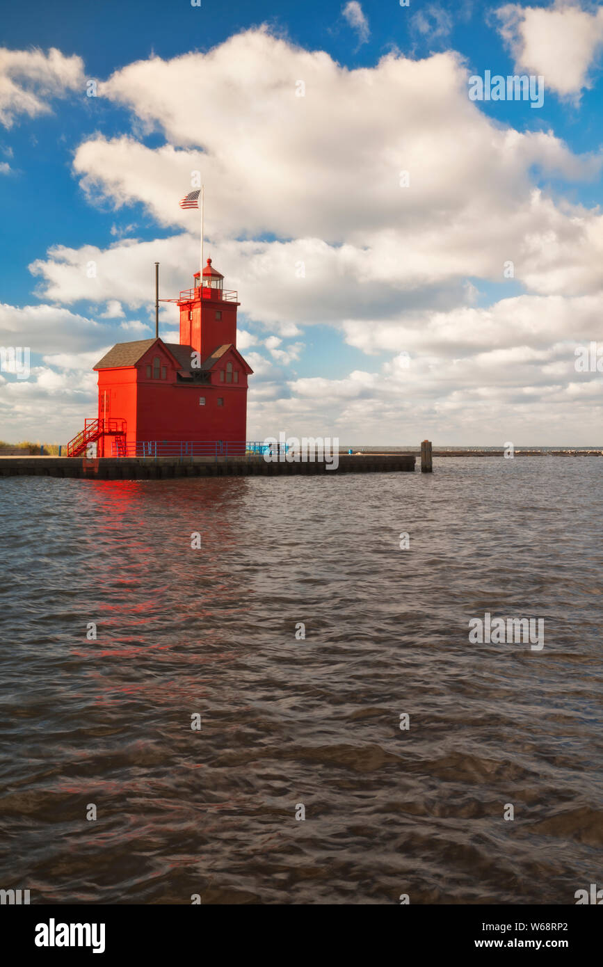 Herbst morgen Wolken über dem Holland Hafen Leuchtturm als Big Red am Lake Michigan bekannt. Stockfoto