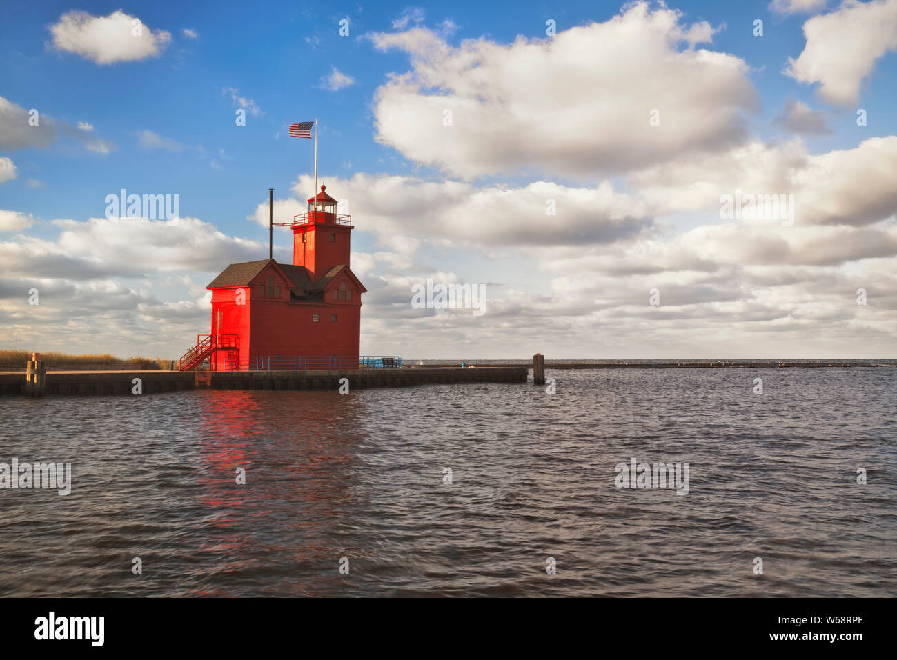 Herbst morgen Wolken über dem Holland Hafen Leuchtturm als Big Red am Lake Michigan bekannt. Stockfoto