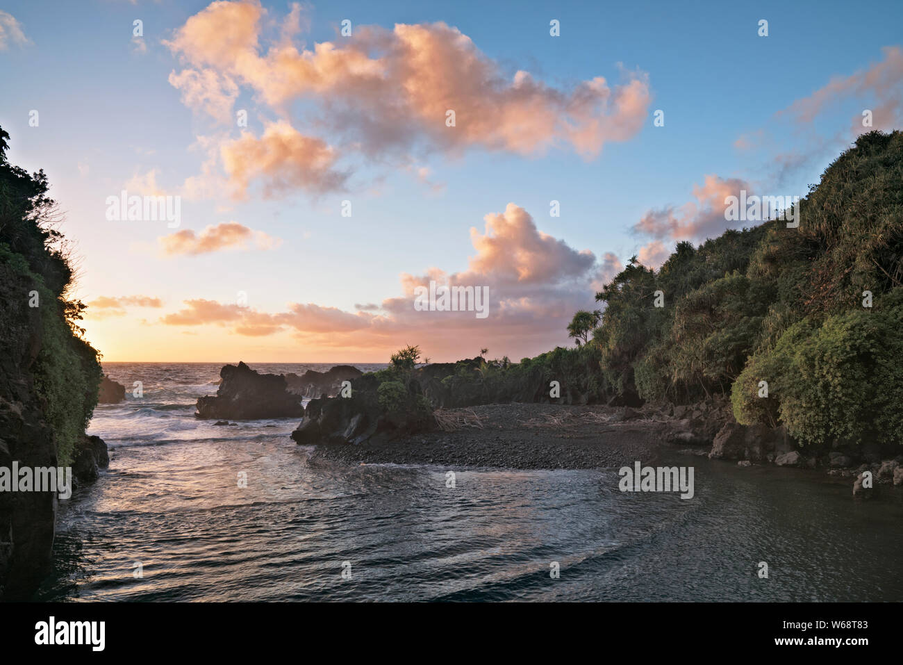 Die rote Tür in der Nähe von Hana ist Teil dieser vulkanischen Felsen Zauns auf Hawaii Insel Maui. Stockfoto