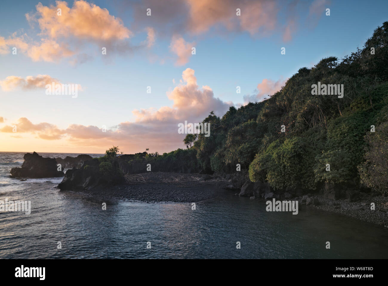 Die rote Tür in der Nähe von Hana ist Teil dieser vulkanischen Felsen Zauns auf Hawaii Insel Maui. Stockfoto