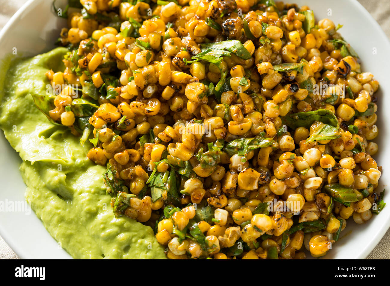 Hausgemachte geröstete Straße Feldsalat Dip mit Chips Stockfoto
