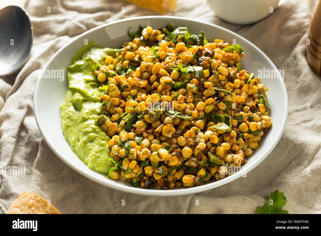 Hausgemachte geröstete Straße Feldsalat Dip mit Chips Stockfoto