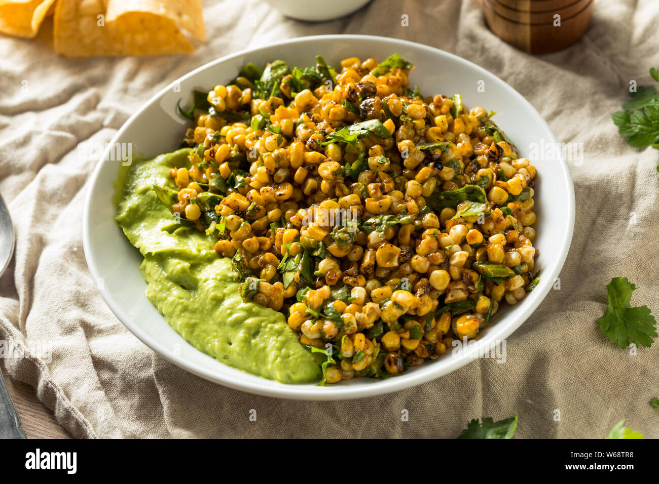 Hausgemachte geröstete Straße Feldsalat Dip mit Chips Stockfoto