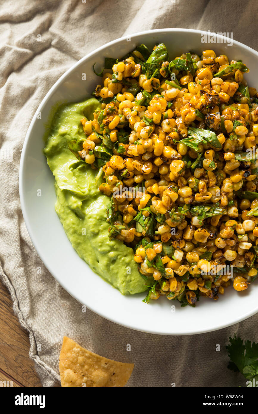 Hausgemachte geröstete Straße Feldsalat Dip mit Chips Stockfoto