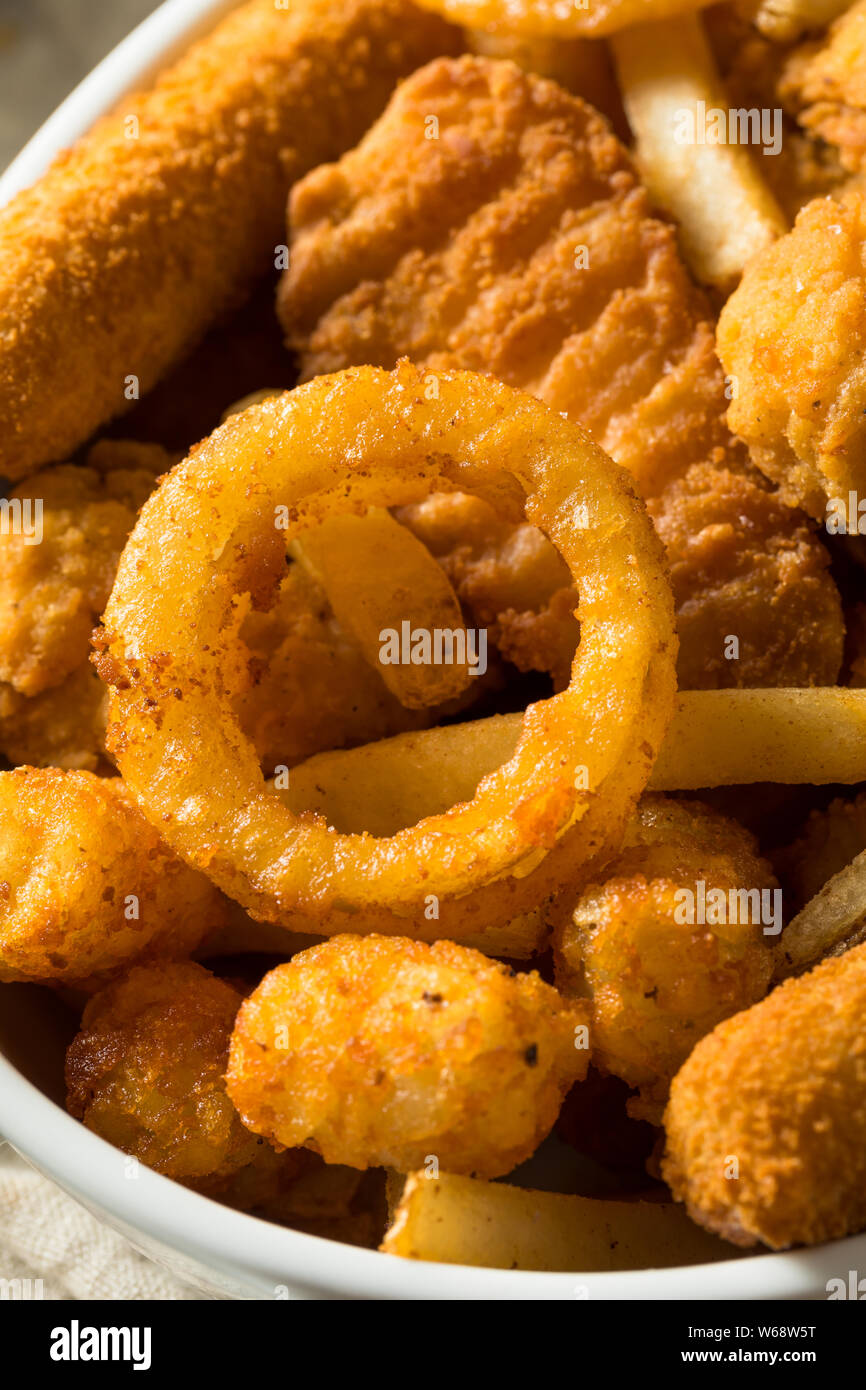 Hausgemachte Frittierte Munch Korb mit Pommes Frites Tater Tots und Huhn Stockfoto
