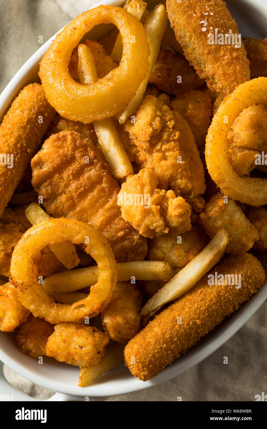 Hausgemachte Frittierte Munch Korb mit Pommes Frites Tater Tots und Huhn Stockfoto