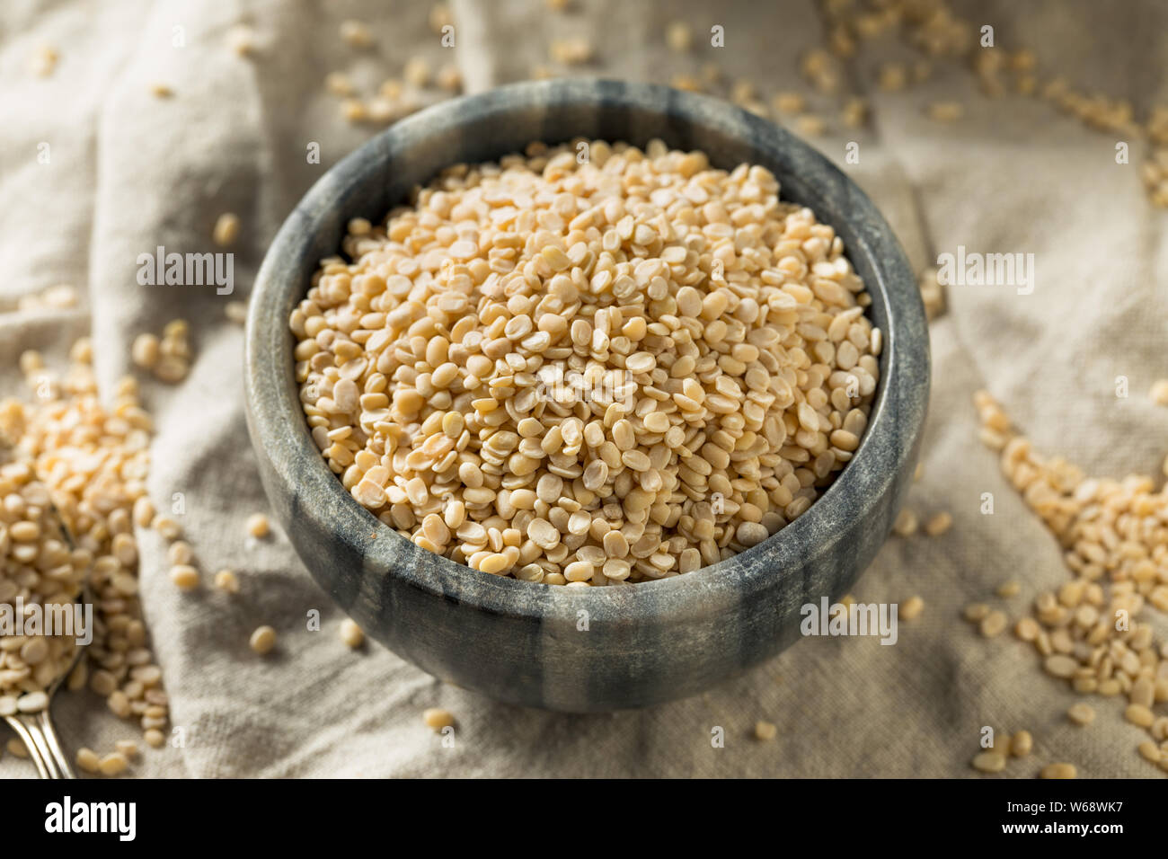 Trockene organische Urad Dal Split Matpe Bohnen Stockfoto