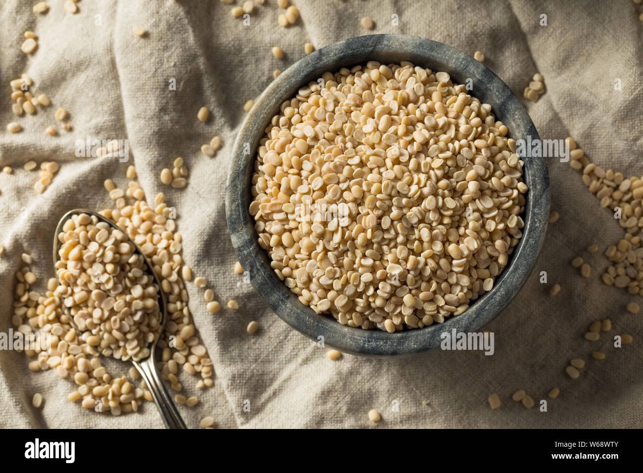 Trockene organische Urad Dal Split Matpe Bohnen Stockfoto