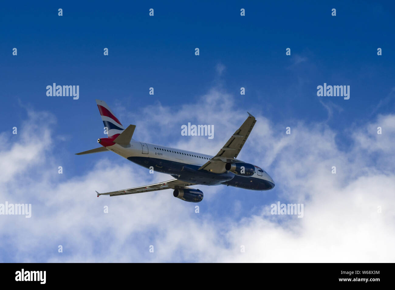LONDON, ENGLAND - MÄRZ 2019: British Airways Airbus A320 vom Flughafen London Heathrow klettern. Stockfoto