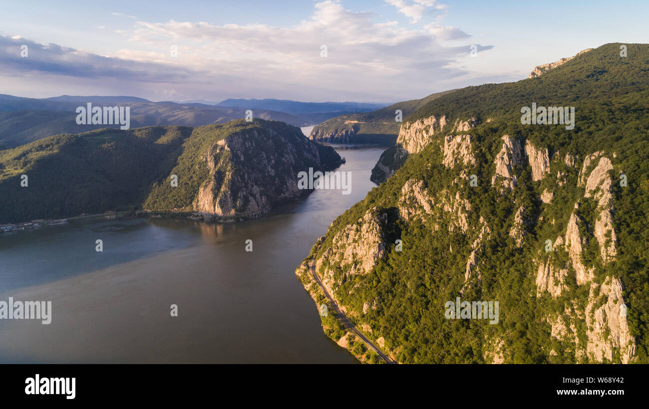 Landschaft in den Donau-Schluchten. Cazanele Mari von der rumänischen Seite gesehen Stockfoto