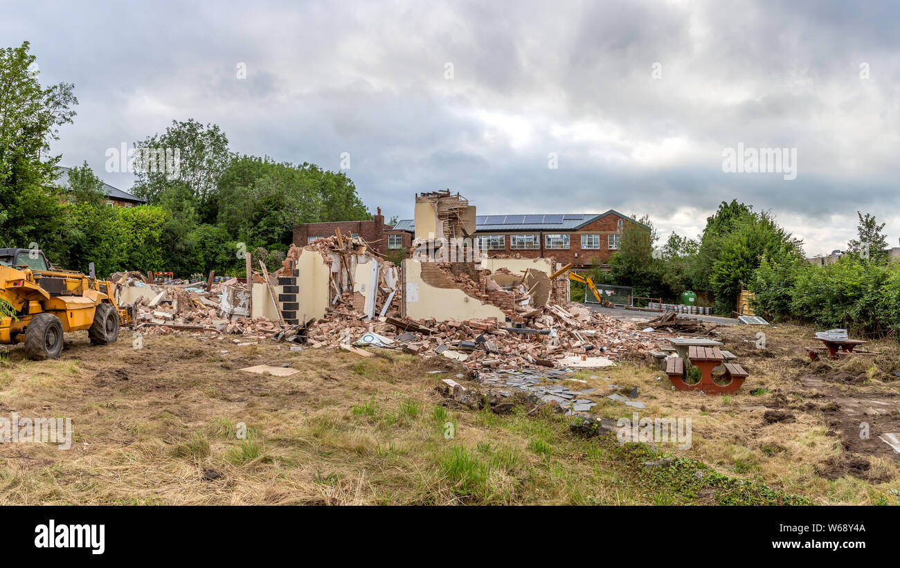 Abriss der Trades and Labour Club auf der Orla Straße, Redditch, Worcestershire. Stockfoto