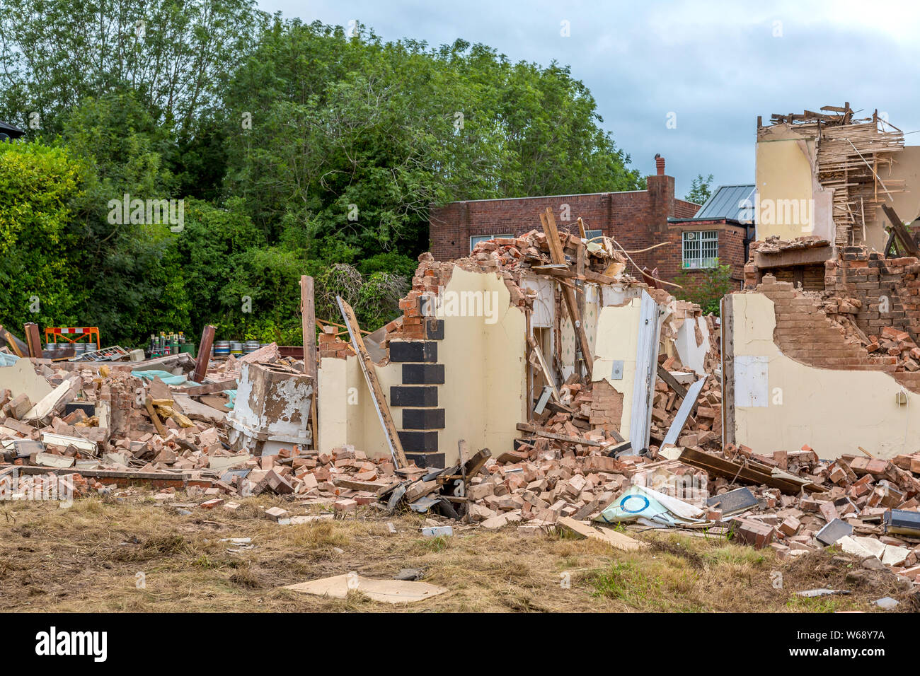 Abriss der Trades and Labour Club auf der Orla Straße, Redditch, Worcestershire. Stockfoto