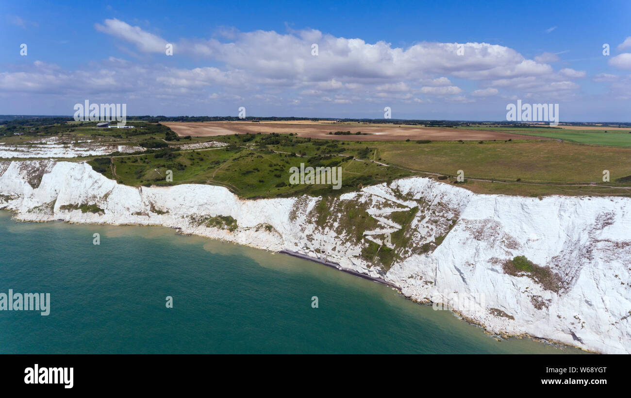 Luftaufnahme von weissen Felsen, auf dem Land, vom Englischen Kanal, Dover, Kent, South East England auf Sommer sonnigen Tag. Stockfoto