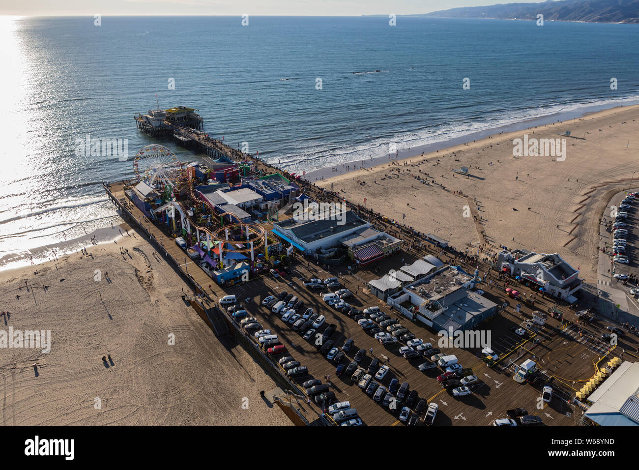 Santa Monica, Kalifornien, USA - 17. Dezember 2016: Nachmittag Luftaufnahme der berühmten Santa Monica Pier und Strand an der Küste von Los Angeles County. Stockfoto