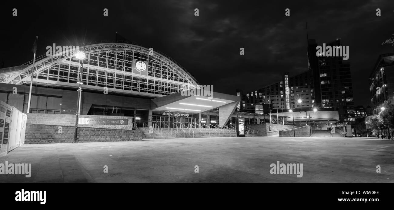 Schwarze und weiße lange Belichtung in der Nacht von Manchester Central (peterloo) Stockfoto