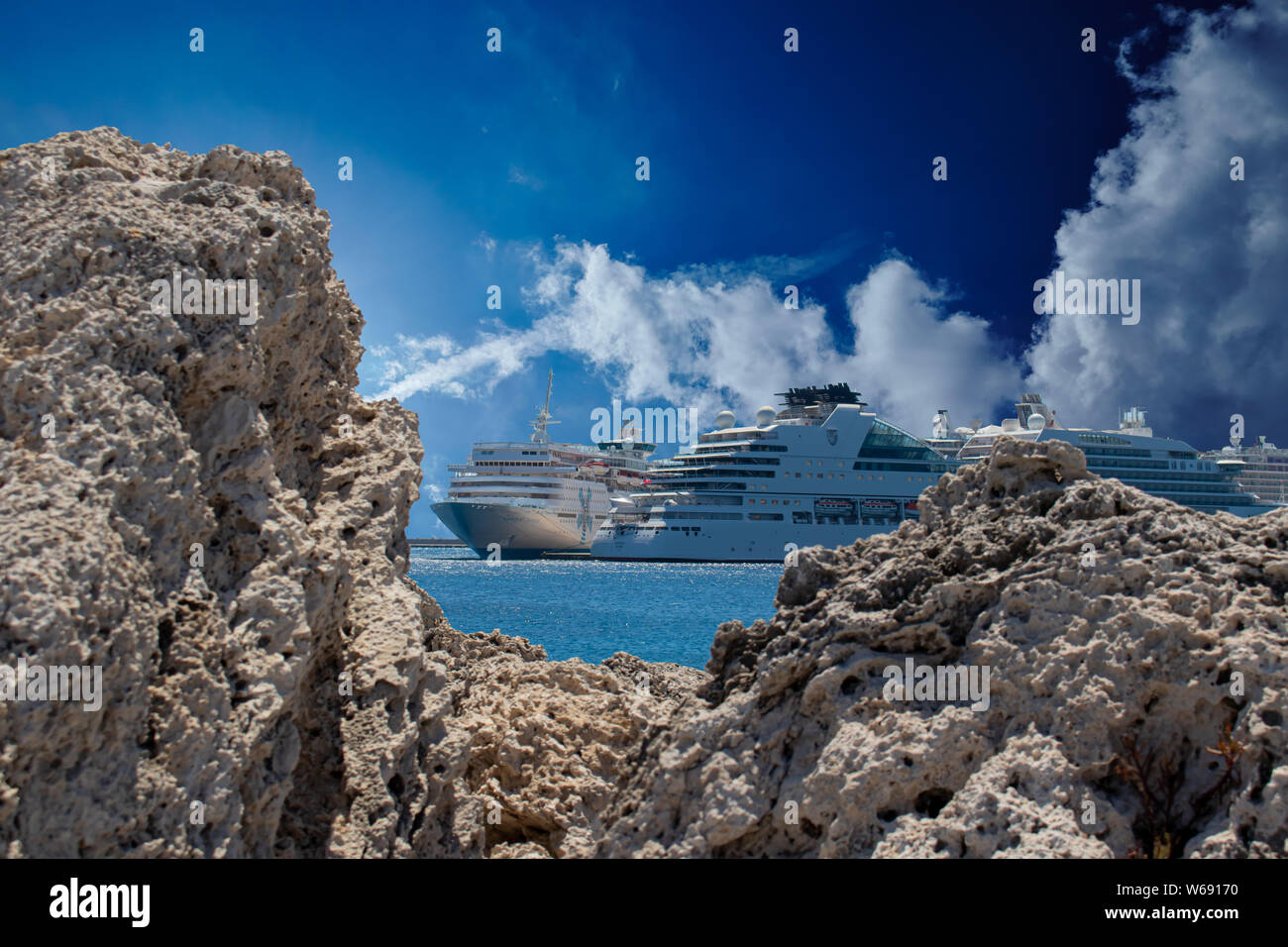 Zwei Kreuzfahrtschiffe zwischen Vordergrund Felsen mit schönen blauen Himmel Stockfoto