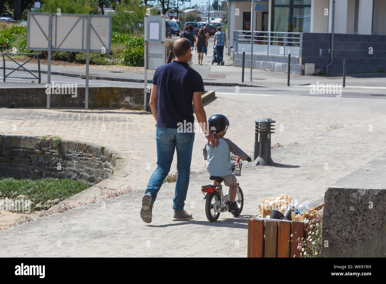 Man Unterricht zu seinem Sohn wie ein Fahrrad zu fahren Stockfoto