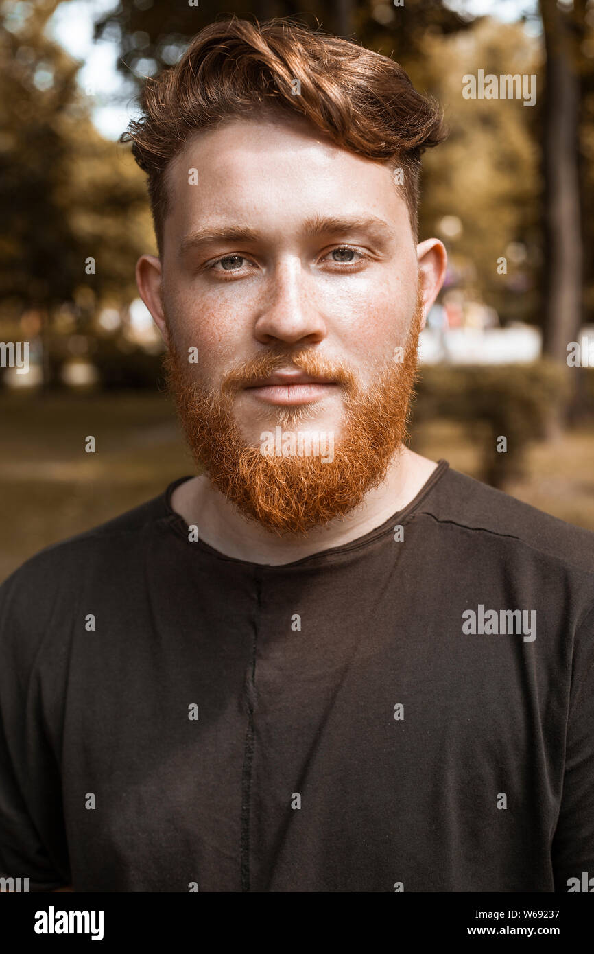 Porträt eines attraktiven rothaarigen Mann mit einem Bart. Close-up mit einem lächelnden männliche Gesicht. Stockfoto