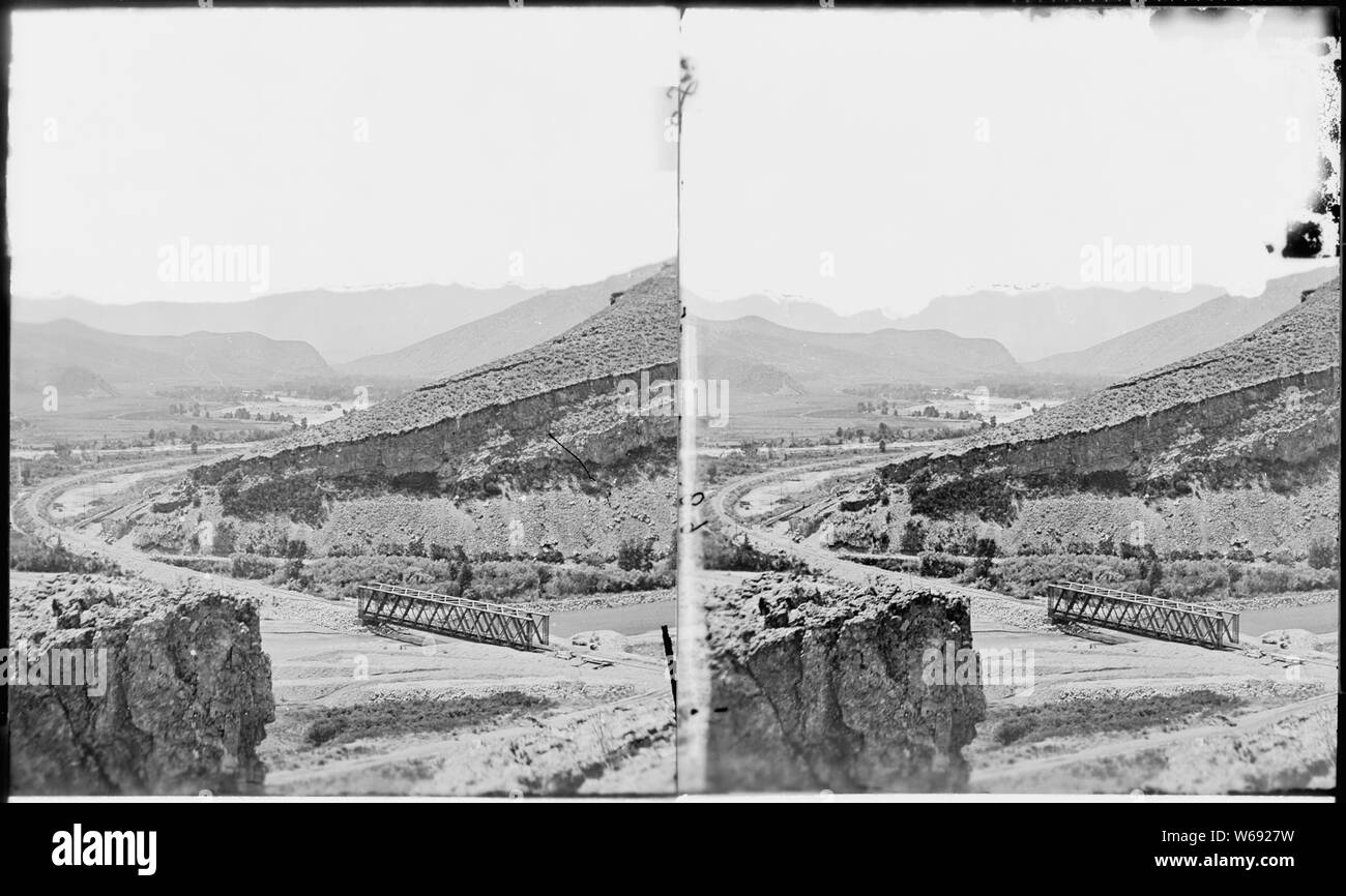 Westlich vom Gipfel der Ridge, durch den Tunnel Nummer 4 geschnitten ist, Round Valley an der Wasatch Berge in der Ferne. Weber County, Utah. Stockfoto