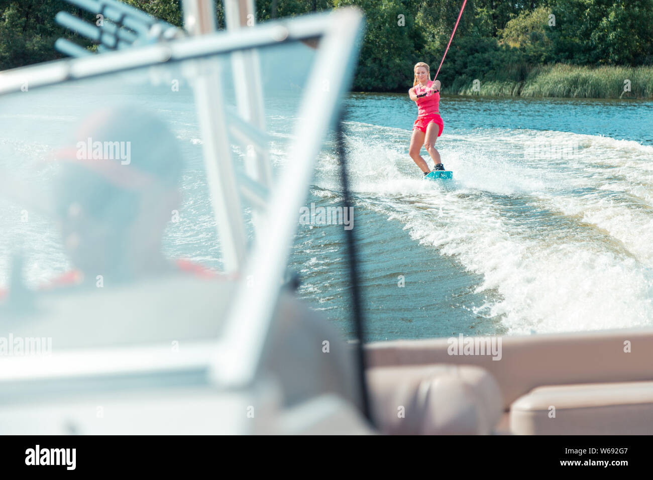 Lächelnd glücklich Kaukasischen blonde Mädchen nach einer Yacht Stockfoto