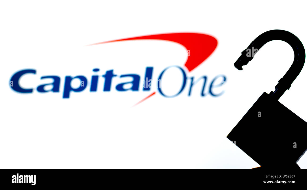 Capital One Bank Logo auf den Hintergrund und die Silhouette des geöffneten Schloss vor. Konzeptionelle Foto für Nachrichten über die Verletzung der Datensicherheit. Stockfoto