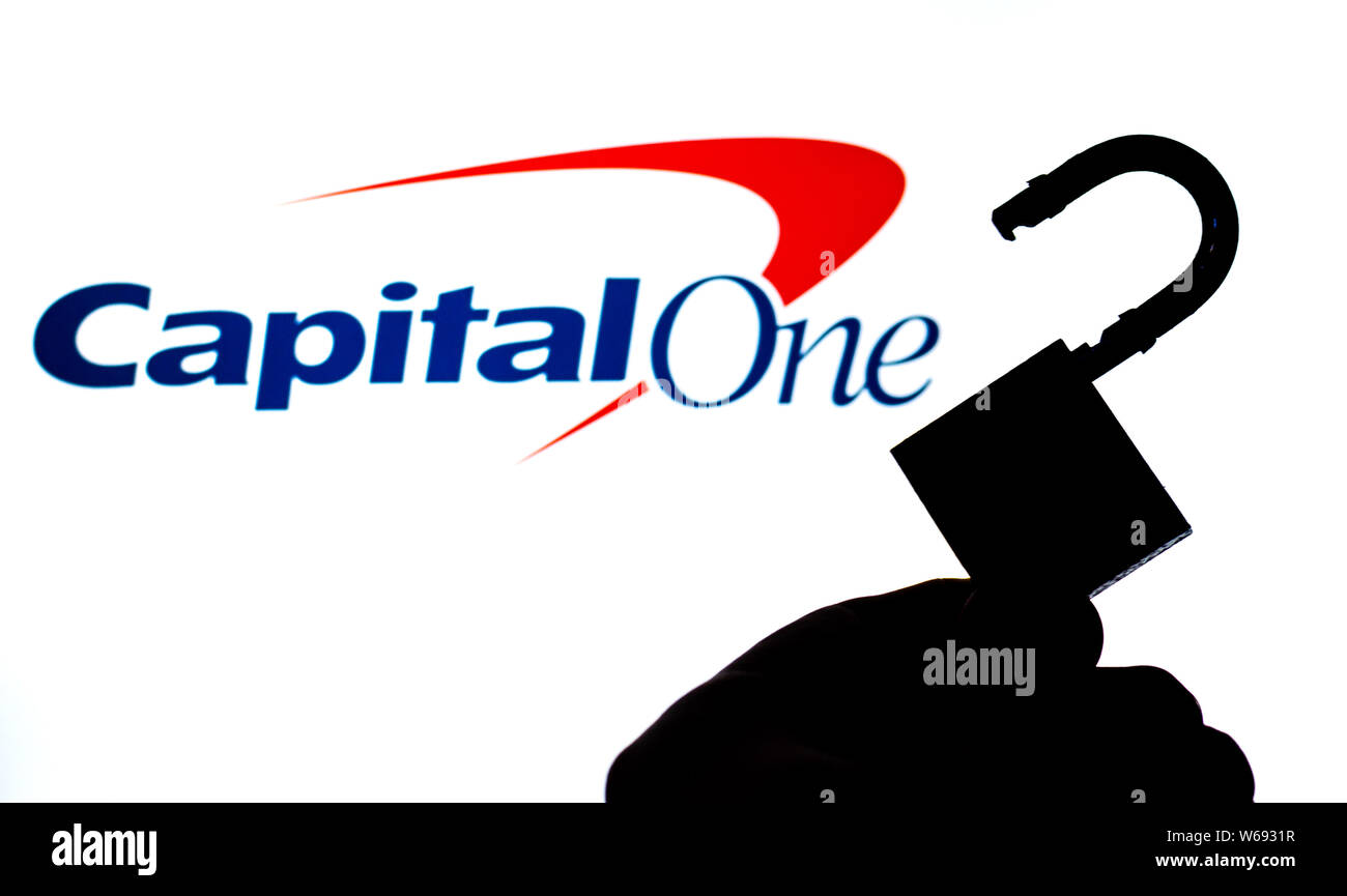 Capital One Bank Logo auf den Hintergrund und die Silhouette des geöffneten Schloss vor. Konzeptionelle Foto für Nachrichten über die Verletzung der Datensicherheit. Stockfoto