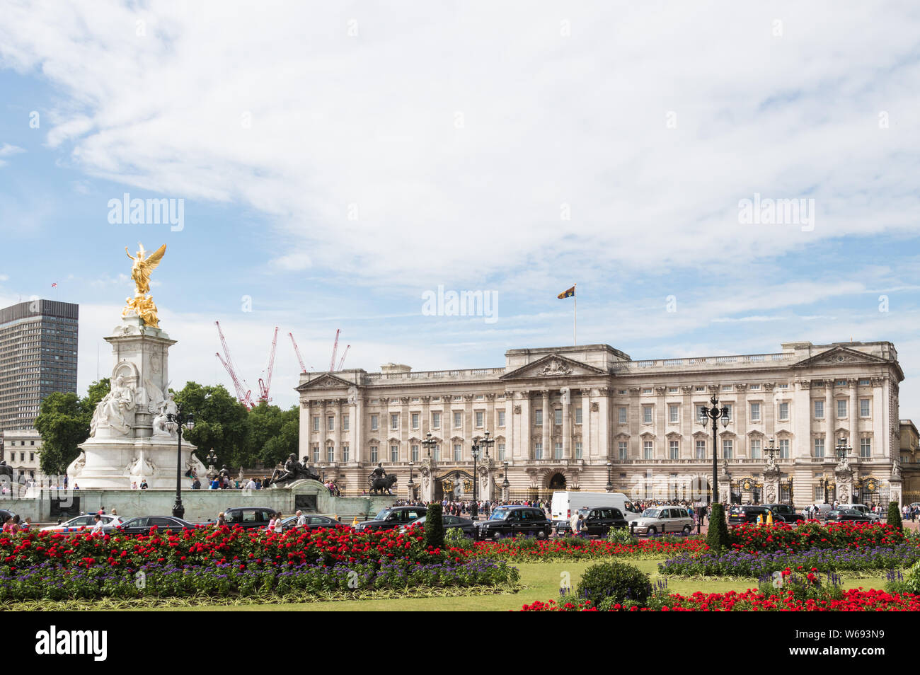 London - 8. Juli 2014: Landschaft Blick auf den Buckingham Palast und die Queen Victoria Memorial überfüllt mit Touristen, und Verkehr an einem bewölkten Tag. Gärten f Stockfoto